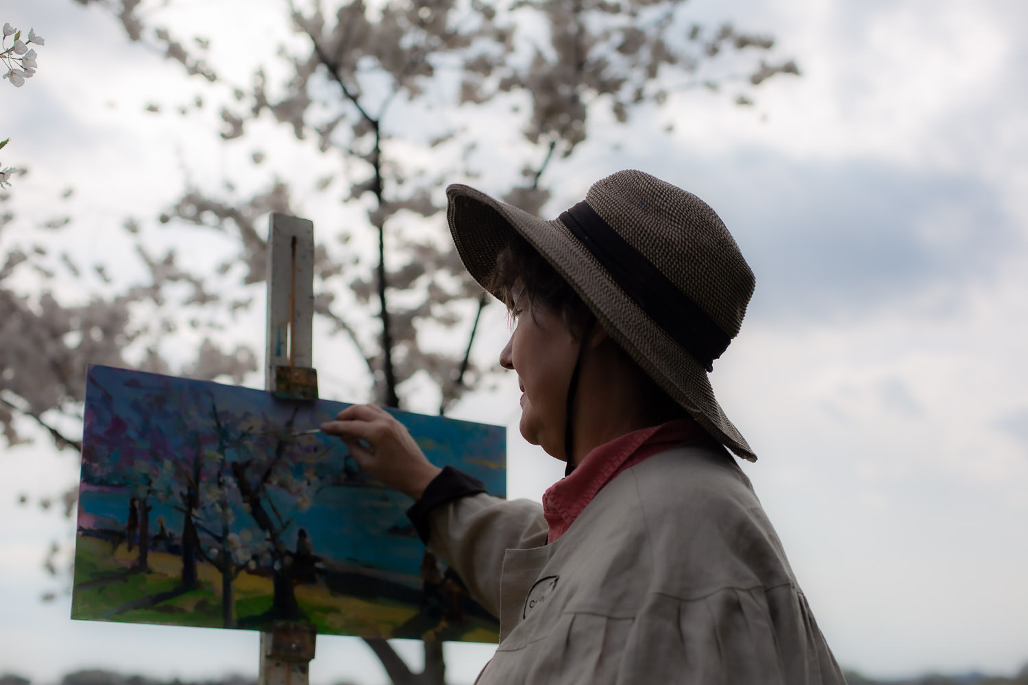 Plein air artist Jill Banks painting cherry blossoms